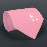 Corbata Flamingo Pink | Nombre y monograma<br><div class="desc">Elegante corbata de dos caras con un audaz monograma blanco sobre fondo rosa Flamingo. Encima de este monograma se encuentra su nombre o apellido en todas las mayúsculas. Si prefiere una apariencia más audaz para el nombre personal dentro de la letra grande, puede hacer lo siguiente: Utilice la función personalizar/...</div>