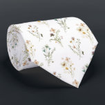 Corbata Floral elegante<br><div class="desc">Elegante corbata de cuello floral. Esta elegante corbata del cuello muestra un patrón de hermosas acuarelas pintadas a mano color rosa rubor, azul polvoriento, amarillo primaveral y delicado verde sabio flores silvestres prensadas sobre un fondo blanco, perfecto para una boda en el jardín. Buscar elementos coincidentes en la colección de...</div>