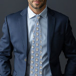Corbata Flores azules de leopardo de las nieves<br><div class="desc">Un leopardo de la nieve con brotes de flores tribales y copos de nieve todo en el fondo azul</div>