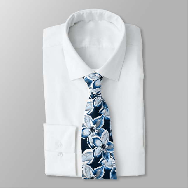Corbata Flores azules y blancas en un fondo negro. (Atado)