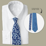 Corbata Flores de plumeria azul de Hawái personalizadas<br><div class="desc">La corbata "Blue Hawaiian Plumeria Flowers Personalized neck tie" está inspirada en la belleza encantadora de Hawaii y su vibrante paisaje floral, lo que lo convierte en el accesorio perfecto para parejas que buscan infundir a su boda el encanto tropical. Diseñado con elementos de corbata azul marino adornados con delicadas...</div>