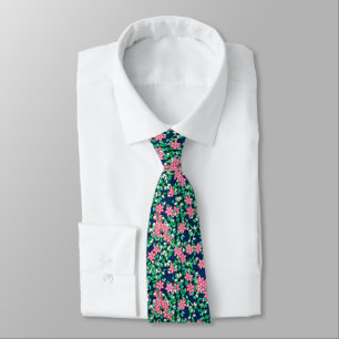 Corbata Flores rosas, fondo azul oscuro