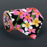 Corbata Flores tropicales de plumería hawaiana en negro<br><div class="desc">¡Hagan una declaración! Un patrón moderno de flores de plumeria tropical hawaiana caliente, amarilla y blanca exótica sobre fondo negro, esta corbata de cuello de los hombres es genial para la oficina, una noche en la ciudad, asistir a un boda, su propia ceremonia de boda, para el novio o novio...</div>