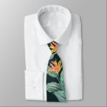Corbata Flores y hojas tropicales sobre el verde Verde azu<br><div class="desc">Un moderno patrón de collage floral de hojas tropicales verdes de salvia, plantas y flores exóticas florecientes y heliconia amarilla sobre un oscuro fondo verde verde azulado, la corbata de cuello de este hombre es fresca para la oficina, una noche en la ciudad, corbata de boda, corbata de novio, corbata...</div>