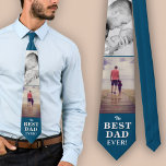Corbata Fotos del Día 2 del Mejor Papá Azul Moderno del Dí<br><div class="desc">Día del Padre 2 de las fotos de la corbata del cuello del mejor padre azul moderno. Tipografía blanca sobre fondo azul oscuro con 2 fotos - agrega tus fotos. Puede cambiar cualquier texto en la corbata. Un regalo perfecto para un padre, nuevo padre o abuelo en el Día del...</div>