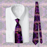 Corbata fractal moderno en negro y púrpura, fresco<br><div class="desc">Esta corbata de cuello tiene un diseño único de hoja fractal púrpura - arte moderno! Moda le atan el cuello.</div>