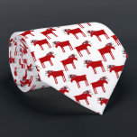 Corbata Funny Moose Holiday<br><div class="desc">Merry Kiss Moose divertido diseño de patrones de vacaciones de Navidades rojos y blancos con un majestuoso alce o alce con un montón de mistletoe atado a su antler, con la esperanza de un beso descarado. Perfecto para los amantes de los animales.</div>