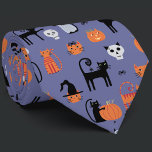 Corbata Gato de Halloween Spooky<br><div class="desc">Patrón divertido y espeluznante de gato de Halloween en un fondo morado con brujas de gatos, linternas de calabazas, arañas, cráneos, fantasmas y zombis. ¡Eek! Arte original de Nic Squirrell.</div>