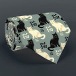 Corbata Gatos blancos y negros con personajes japoneses<br><div class="desc">Gatos con caracteres japoneses que significan "gato" en segundo plano</div>