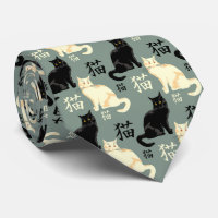 Gatos blancos y negros con personajes japoneses