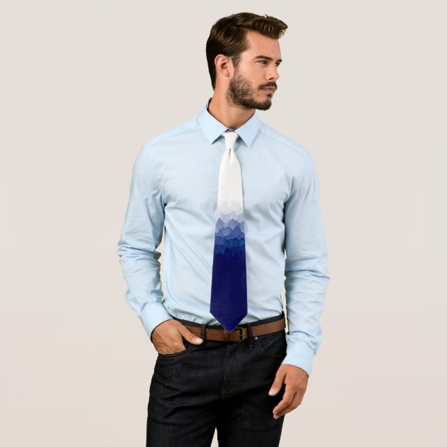 Corbata geométrica de capas con ombré azul (In situ)
