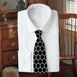 Corbata Geométrica moderna en blanco y negro<br><div class="desc">Haga una declaración de estilo contemporáneo con nuestro corbata de patrón geométrico moderno en blanco y negro. El diseño, elegante y sofisticado, combina a la perfección formas geométricas con un toque de elegancia moderna. Ya sea para ocasiones formales o para añadir un toque de elegancia a su vestimenta diaria, esta...</div>