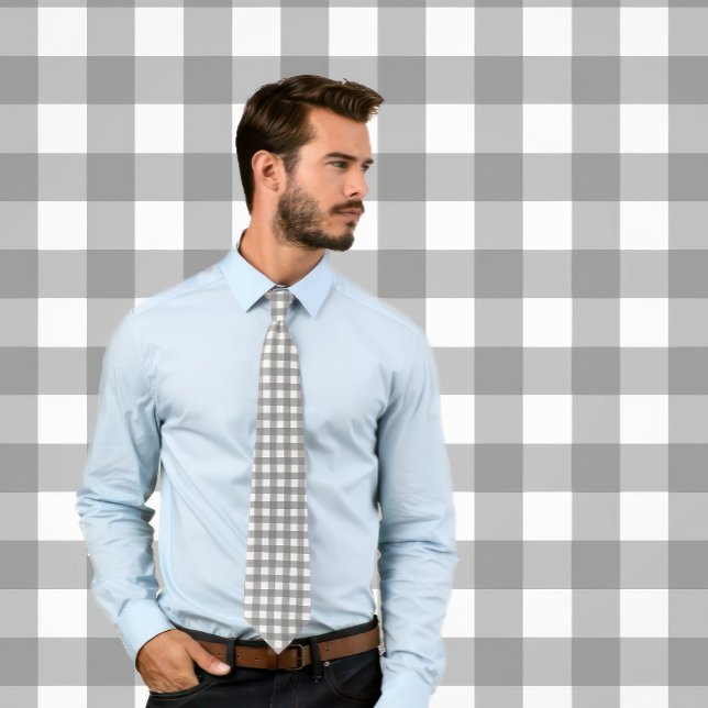Corbata Gingham Gray en franjas blancas (Man wears a gingham gray and white stripes necktie.)
