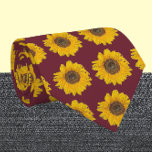 Corbata girasol en burgundy no2<br><div class="desc">Flores de sol alegres con fondo de burdeos/ marrón . Un gran regalo para las mamás jardineras. Por Alma Wad. Diseño frontal y posterior.</div>