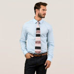 Corbata Girona Rosa Oro Rosa Negro Purpurina Stripes Patró<br><div class="desc">Este elegante, moderno y elegante diseño es perfecto para la moderna y elegante moda. Presenta un patrón de rayas purpurinas rosa de dispersión dorada en forma falsa, junto con rayas rosas y negras sobre un fondo blanco simple. Es glamuroso, lujoso y bonito. ***NOTA DE DISEÑO IMPORTANTE: Para cualquier solicitud de...</div>