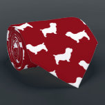 Corbata Glen de siluetas de perro de mal estado rojo<br><div class="desc">Este original Glen de siluetas de Terrier Imaal patrón de corbata de cuello rojo hace un gran regalo para los papás de perro! Disponible en una variedad de colores, esta corbata fresca hace una declaración para cualquiera que ame un Glen. Un regalo increíble para el tipo que lleva corbata por...</div>