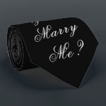 Corbata Gold Will You Marry Me Propuesta Script Elegante<br><div class="desc">Magnífico y elegante "¿Te vas a casar conmigo?" corbata de cuello. ¡Tira un fiesta de propuesta! ¿Qué tan divertido sería eso? Usa esta corbata y mira cuánto tiempo falta para darse cuenta de cuál es el mensaje. Un gran recuerdo para hacer. Esto hará de su propuesta un día verdaderamente memorable...</div>