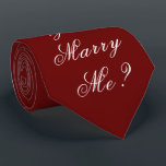 Corbata Gold Will You Marry Me Propuesta Script Elegante R<br><div class="desc">Gorgoso y elegante "¿Te casarás conmigo?" Corbata roja de cuello. ¡Tira un fiesta de propuesta! ¿Qué tan divertido sería eso? Usa esta corbata y mira cuánto tiempo falta para darse cuenta de cuál es el mensaje. Un gran recuerdo para hacer. Esto hará de su propuesta un día verdaderamente memorable y...</div>
