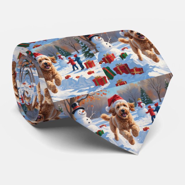 Corbata Goldendoodle corre en Nieve con Gorra de Navidades (Enrollado)
