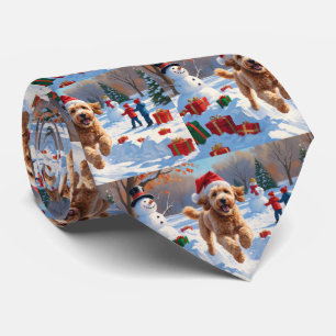 Corbata Goldendoodle corriendo en la nieve con sombrero de