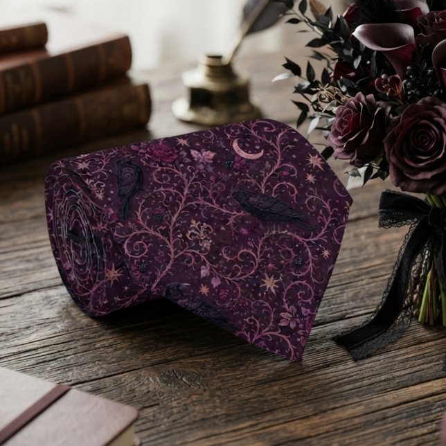 Corbata Gótica Ciruela Barroca (Plum raven necktie for dark academia scholars attending formal autumn events)