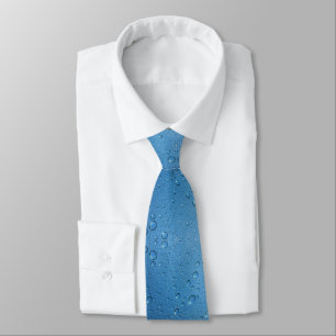 Corbata Gotitas de agua contra el cielo azul