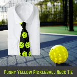 Corbata Gracioso zapato amarillo<br><div class="desc">Este divertido empate de novedad con el patrón de pickleball es para el fanático del pickleball en tu vida. Una pelota de moda amarilla al aire libre sobre negro. Puede cambiar el color de la corbata. #pickleball</div>