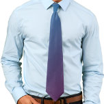 Corbata Gradiente de embriones azul y magenta<br><div class="desc">Un bonito gradiente que se desvanece del azul a un color de morera magenta oscuro. Estos tonos frescos hacen una combinación de colores única y encantadora. Genial con traje azul marino o pantalones.</div>