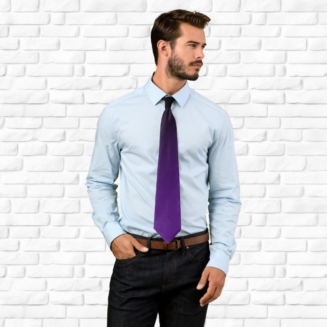 Corbata Gradiente negro y púrpura real moderno (Modern Black and Royal Purple Gradient Neck Tie)