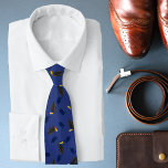 Corbata Graduación Graduado Moderno Cap Azul Estilo<br><div class="desc">Graduación Moderno de Graduado Cap Blue Stylish Neck Tie presenta un patrón de cápsulas de graduación con molduras doradas en un fondo azul. Perfecto para el día de graduación o como regalo para el graduado. Diseñado por Evco Studio www.zazzle.com/store/evcostudio</div>
