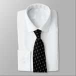 Corbata Gris sobre el patrón negro de los aviones de comba<br><div class="desc">Esta corbata presenta un patrón de águilas de ataque F-15E gris oscuro sobre un fondo negro. El color de fondo se puede cambiar fácilmente a otro color de su elección para un aspecto personalizado. El reverso de la corbata está impreso con gris oscuro y tiene una vista frontal negra del...</div>