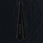 Corbata Groom Black Moderne Typography Para Él<br><div class="desc">Moda novio corbata negra con tipografía blanca. Que todos sepan que eres el afortunado. Creo que esto se vería genial en ese hermoso novio. Muy elegante.</div>