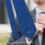 Corbata Groom Groomsmen Iniciales Boda Azul<br><div class="desc">Groom Groomsmen Iniciales Mid Blue Boda. Escondido en la parte de atrás, puedes personalizar fácilmente las iniciales, así que no hay duda de quién es la corbata. El color y el tipo de letra de las iniciales, así como el color de la corbata, pueden cambiarse si así lo desea, a...</div>