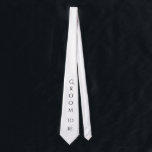 Corbata Groom To Be White Modern Typography For Él<br><div class="desc">Corta corbata blanca con tipografía negra. Que todos sepan que eres el afortunado. Creo que esto se vería genial en ese hermoso novio.</div>