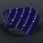 Corbata Groomsman repitiendo texto blanco sobre azul marin<br><div class="desc">Este divertido empate de cuello es el accesorio perfecto para los padrinos de su boda. Presenta un diseño simple y elegante con la palabra "groomsman" escrita con fantasía en todo el texto blanco mayúscula repitiendo en un patrón diagonal sobre un fondo azul marino. La forma perfecta de añadir un poco...</div>