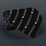 Corbata Groomsman repitiendo texto blanco sobre negro<br><div class="desc">Este divertido empate de cuello es el accesorio perfecto para los padrinos de su boda. Presenta un diseño simple y elegante con la palabra "groomsman" escrita con fantasía en todo el texto blanco mayúscula repitiendo en un patrón diagonal sobre un fondo negro. La forma perfecta de añadir un poco de...</div>