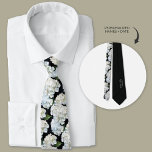 Corbata Groomsmen de hidrangea blanca y negra<br><div class="desc">Flores de hortensias blancas en un fondo negro. Personalizado con fecha de boda y nombres de novios y novios.</div>