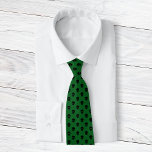 Corbata Guay Dark Green Black Skull Dots Patrones de patro<br><div class="desc">Este fresco patrón de puntos de polka está hecho de cráneos negros en un fondo oscuro,  verde cazador.</div>
