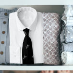 Corbata Guión moderno para el patrón de nombres blancos<br><div class="desc">Personaliza y agrega tu nombre. Su nombre es el patrón,  escrito con un guión de estilo a mano a la moda. Fondo negro,  texto blanco.</div>