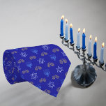 Corbata Hanukkah Gold Dreidel Star de David Menorah Blue<br><div class="desc">¡Vestido para impresionar a este Hanukkah con nuestro Dreidel de Oro, Estrella de David y corbata Menorah! Esta corbata es tu accesorio perfecto para iluminar las festividades. Con su elegante diseño con oro Dreidels, Stars of David y Menorahs sobre un rico fondo azul, le da un toque de sofisticación a...</div>