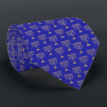 Corbata Hanukkah Gold Menorah Blue<br><div class="desc">Celebre Hanukkah con estilo con esta corbata masculina con un clásico Menorah dorado sobre un rico fondo azul. Perfecto para añadir un toque festivo a su traje de vacaciones. Esta corbata combina la tradición con un aspecto moderno y elegante. Ya sea que asista a una reunión familiar o una fiesta...</div>
