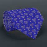 Corbata Hanukkah Gold Menorah Blue<br><div class="desc">Celebre Hanukkah con estilo con esta corbata masculina con un clásico Menorah dorado sobre un rico fondo azul. Perfecto para añadir un toque festivo a su traje de vacaciones. Esta corbata combina la tradición con un aspecto moderno y elegante. Ya sea que asista a una reunión familiar o una fiesta...</div>