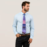 Corbata Hermosa fotografía de la costa atardecer<br><div class="desc">Corbata con una hermosa fotografía con llamativos colores morados,  azules y rosas al atardecer. Una línea costera de bonito con rocas.</div>
