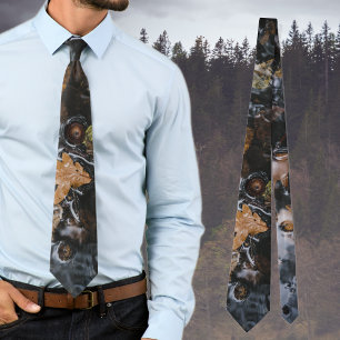 Corbata Hojas y bellotas de otoño en aguas misteriosas