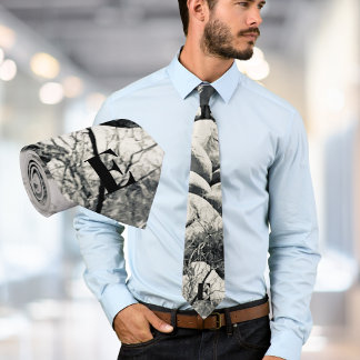 Corbata Hombros en monograma de escala de grises