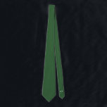 Corbata Hunter Green Groom y Groomsmen Initials Boda<br><div class="desc">Cazador de lazos verdes para que el novio y sus padrinos coincidan con varias suites bodas. Escondido en la parte de atrás puedes personalizar fácilmente las iniciales para que no haya duda de quién es la corbata de quién! El color y la fuente de las iniciales y también el color...</div>