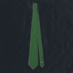 Corbata Hunter Green Groom y Groomsmen Initials Boda<br><div class="desc">Cazador de lazos verdes para que el novio y sus padrinos coincidan con varias suites bodas. Escondido en la parte de atrás puedes personalizar fácilmente las iniciales para que no haya duda de quién es la corbata de quién! El color y la fuente de las iniciales y también el color...</div>