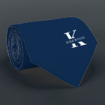 Corbata Ivy League Blue | Elegante Monograma Nombre |Doble<br><div class="desc">Un elegante corbata con un audaz monograma blanco sobre un fondo azul de la Ivy League. Encima de este monograma se encuentra su nombre o apellido en todas las mayúsculas. Si prefiere una apariencia más audaz para el nombre personal dentro de la letra grande, puede hacer lo siguiente: Utilice la...</div>
