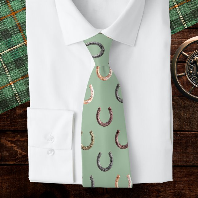 Corbata Jinete de Caballo con Patrón de Herradura (A stylish light green tie with horseshoes pattern, ideal for horse riding enthusiasts)