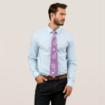Corbata Lavanda patrón de raquetas de tenis retro blanco d<br><div class="desc">Patrón de raquetas de tenis blancas y violetas para él | Pista de tenis de verano. Regalo para un tenista, partido de tenis de racquet blanco con fondo morado. Regalo personalizado para un jugador de tenis. Decoración de moda para los jugadores de tenis en casa. Regalos modernos y de moda...</div>